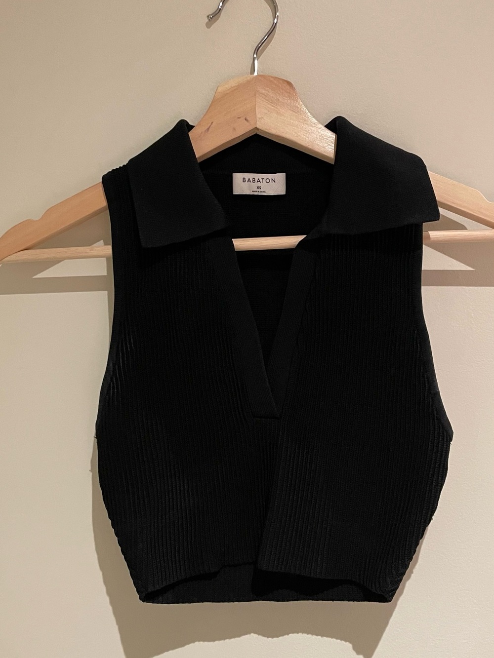 Babaton Black Ribbed Knit Sleeveless Collared V-Neck Top